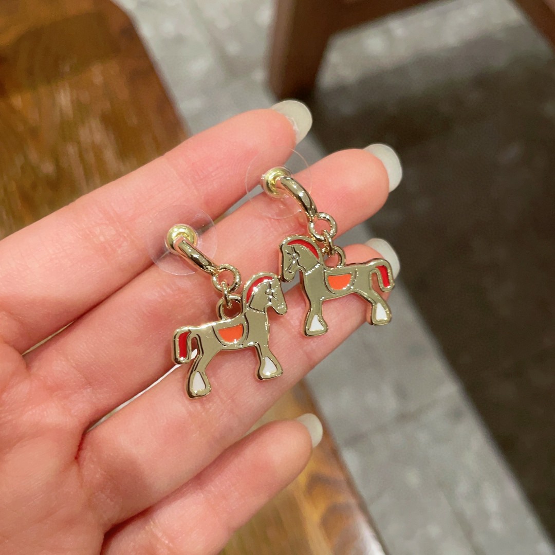  HERMES爱马仕 耳环 这款设计非常精致，高级 耳效果超级好看，一丝点缀很温柔得开又不失雅典高贵气质