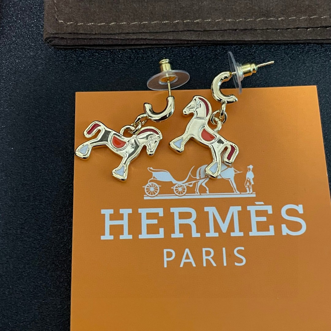  HERMES爱马仕 耳环 这款设计非常精致，高级 耳效果超级好看，一丝点缀很温柔得开又不失雅典高贵气质