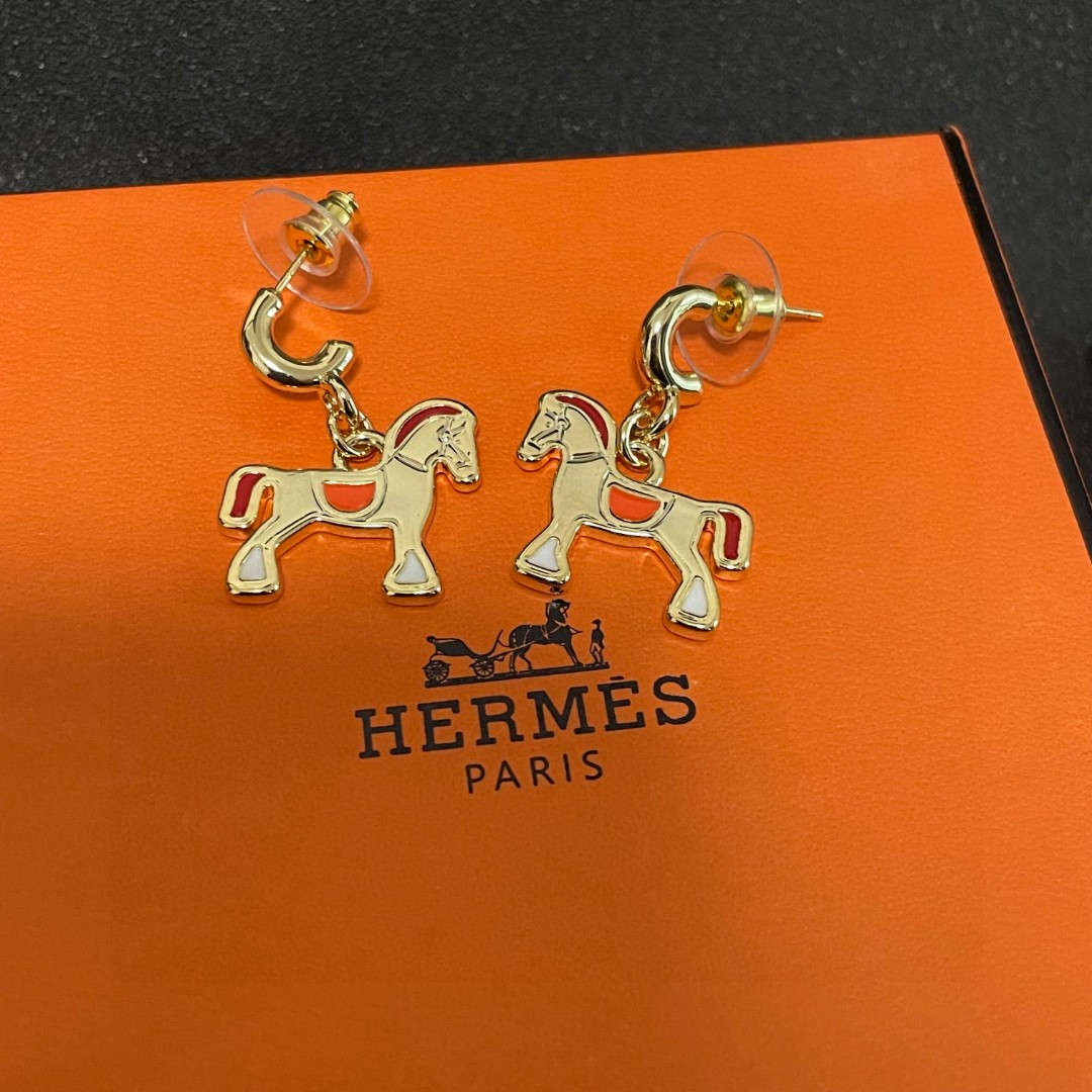  HERMES爱马仕 耳环 这款设计非常精致，高级 耳效果超级好看，一丝点缀很温柔得开又不失雅典高贵气质