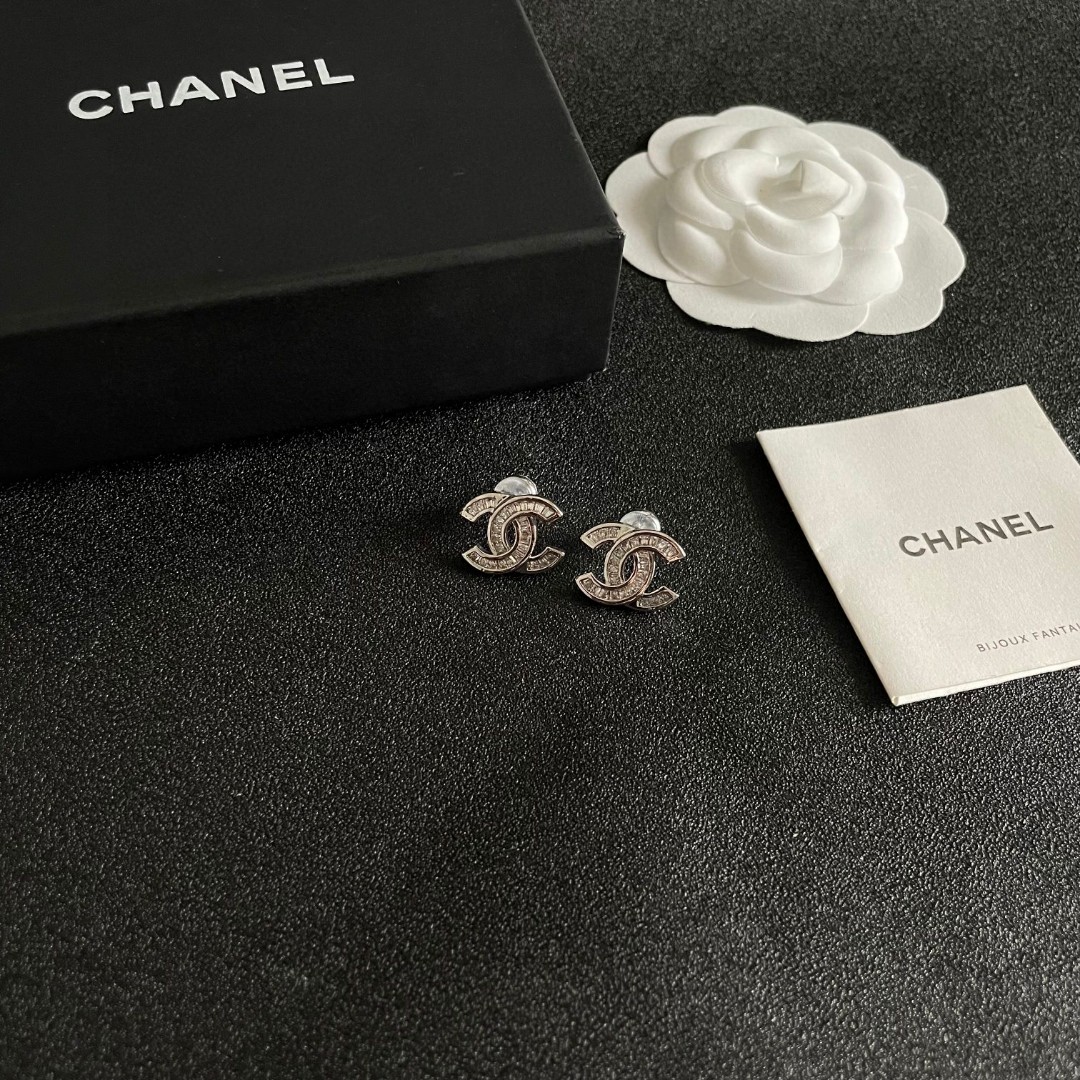  Chanel香奈儿 中古 双C耳钉👀小香家的款式真心无需多介绍😘🎶每一款都超好看，精致大方，非常显气质