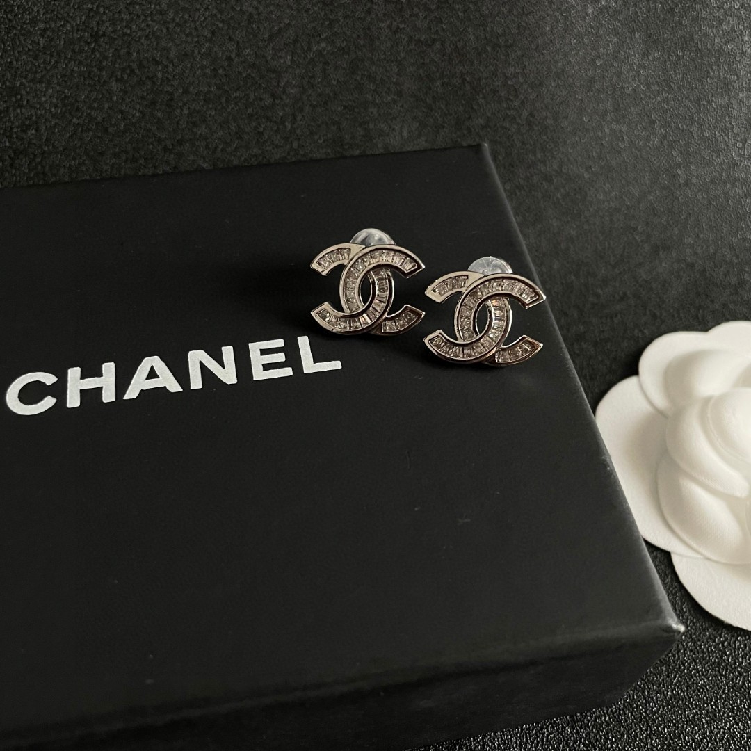  Chanel香奈儿 中古 双C耳钉👀小香家的款式真心无需多介绍😘🎶每一款都超好看，精致大方，非常显气质