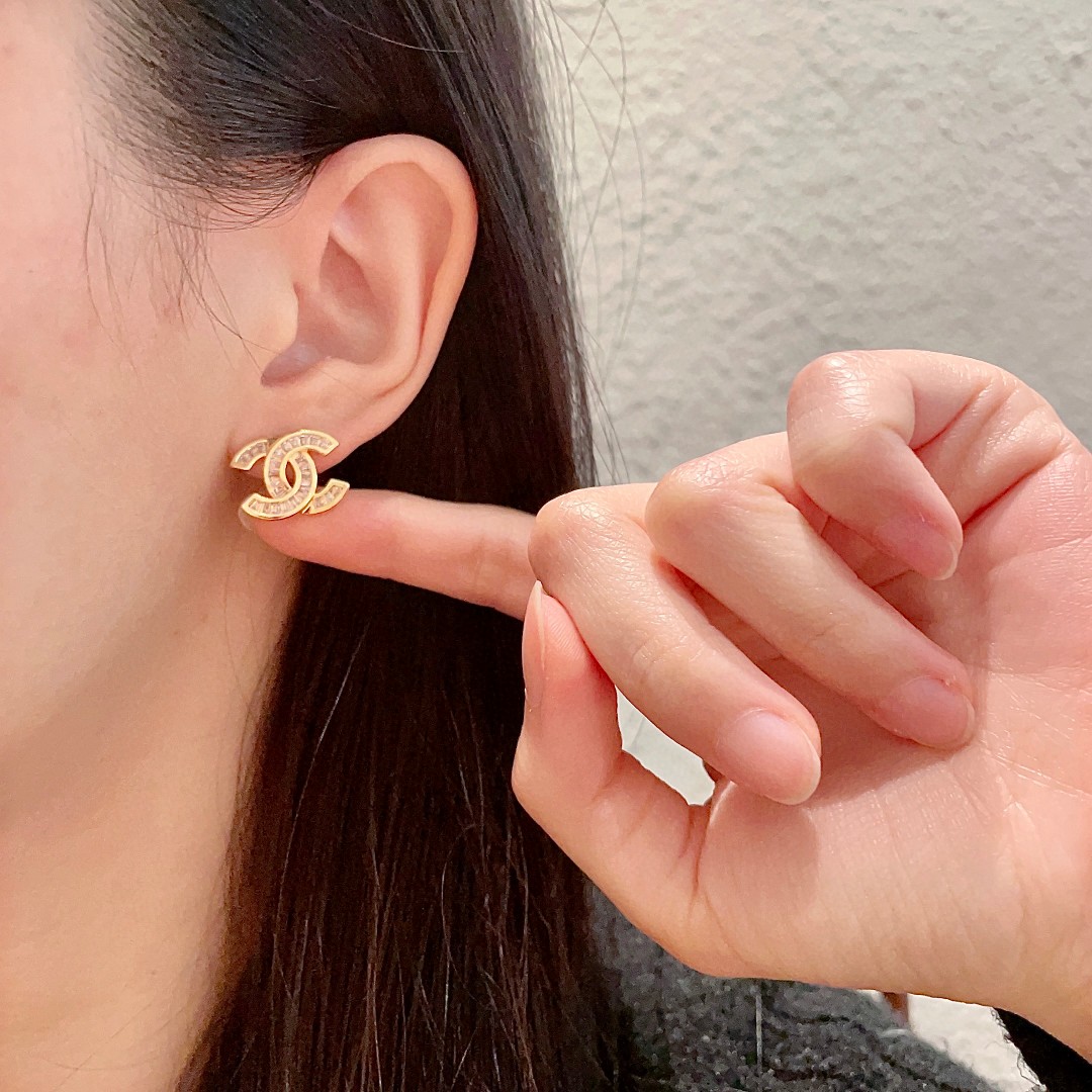  Chanel香奈儿 中古 双C耳钉👀小香家的款式真心无需多介绍😘🎶每一款都超好看，精致大方，非常显气质