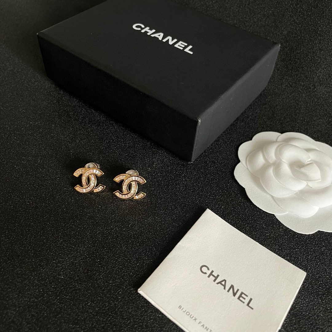  Chanel香奈儿 中古 双C耳钉👀小香家的款式真心无需多介绍😘🎶每一款都超好看，精致大方，非常显气质