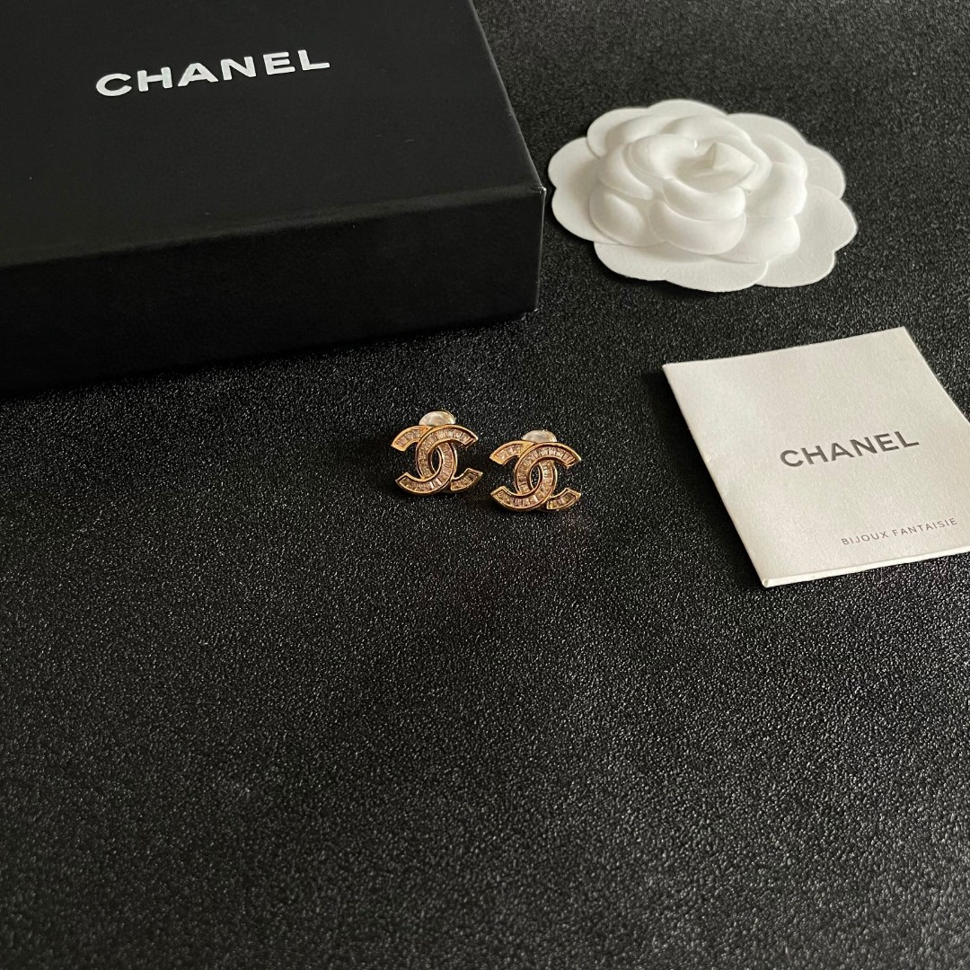  Chanel香奈儿 中古 双C耳钉👀小香家的款式真心无需多介绍😘🎶每一款都超好看，精致大方，非常显气质
