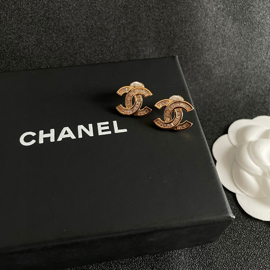  Chanel香奈儿 中古 双C耳钉👀小香家的款式真心无需多介绍😘🎶每一款都超好看，精致大方，非常显气质