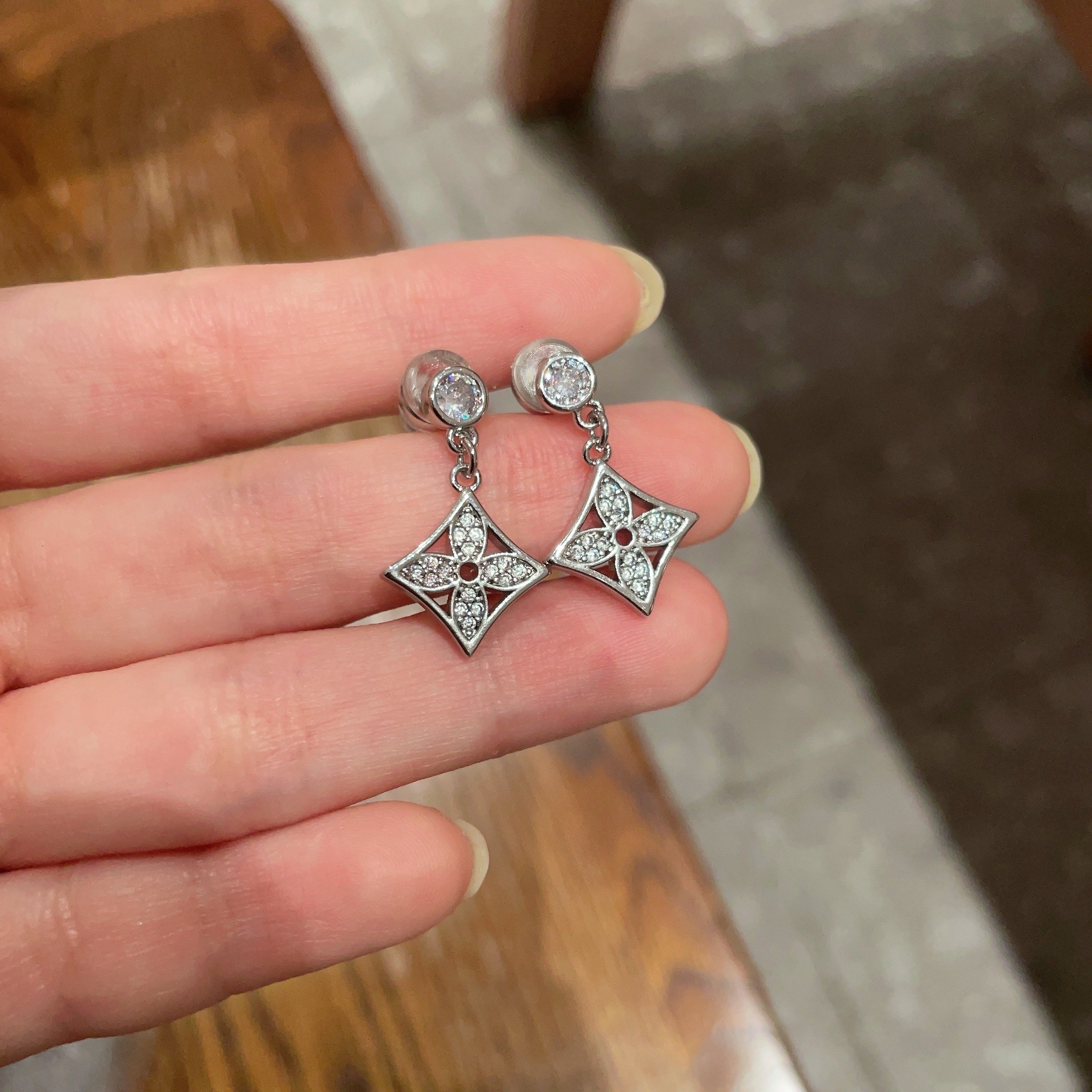 👑Lv 路易威登 2025年早春新品耳钉 经典老花耳环 超精工cnc工艺技术 上身美美哒 特别适合夏日搭
