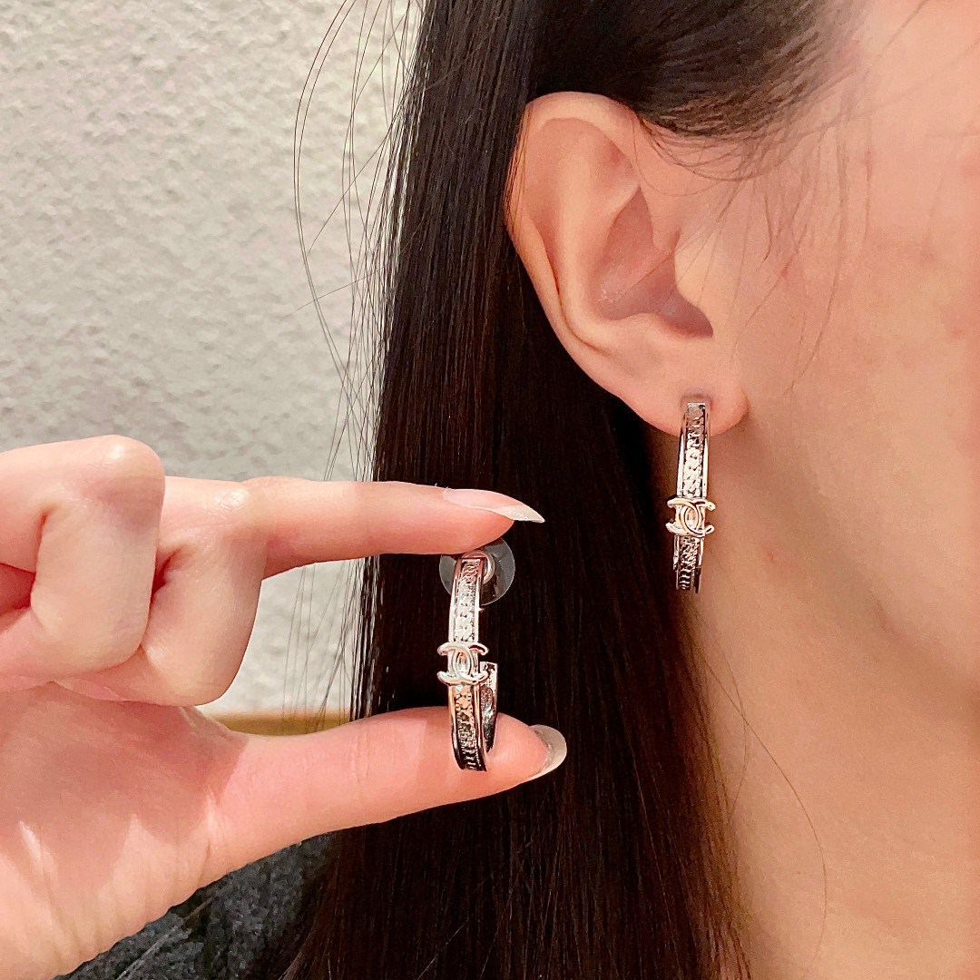  Chanel香奈儿 中古 双C耳钉👀原版复刻logo 小香家的款式真心无需多介绍😘🎶每一款都超好看，精
