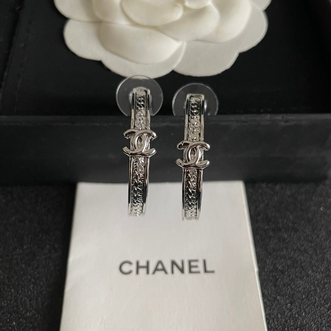  Chanel香奈儿 中古 双C耳钉👀原版复刻logo 小香家的款式真心无需多介绍😘🎶每一款都超好看，精