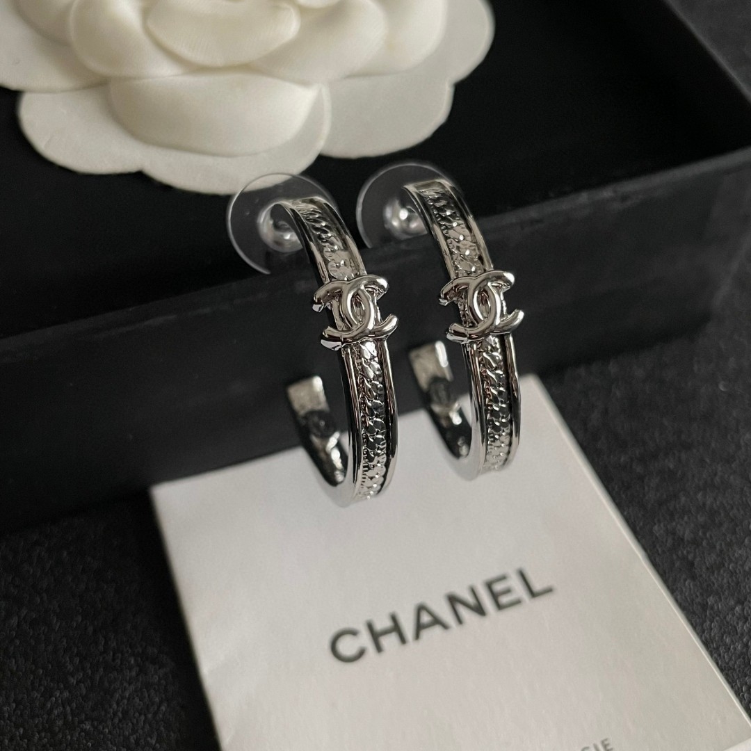  Chanel香奈儿 中古 双C耳钉👀原版复刻logo 小香家的款式真心无需多介绍😘🎶每一款都超好看，精