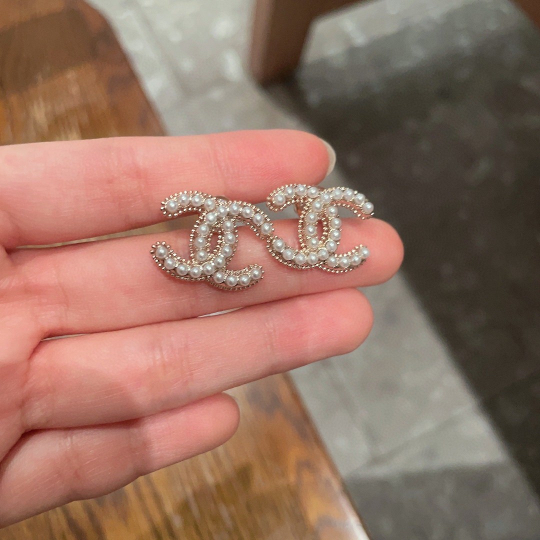  Chanel香奈儿 中古 双C耳钉👀小香家的款式真心无需多介绍😘🎶每一款都超好看，精致大方，非常显气质
