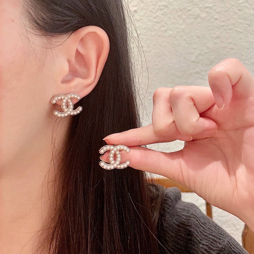  Chanel香奈儿 中古 双C耳钉👀小香家的款式真心无需多介绍😘🎶每一款都超好看，精致大方，非常显气质