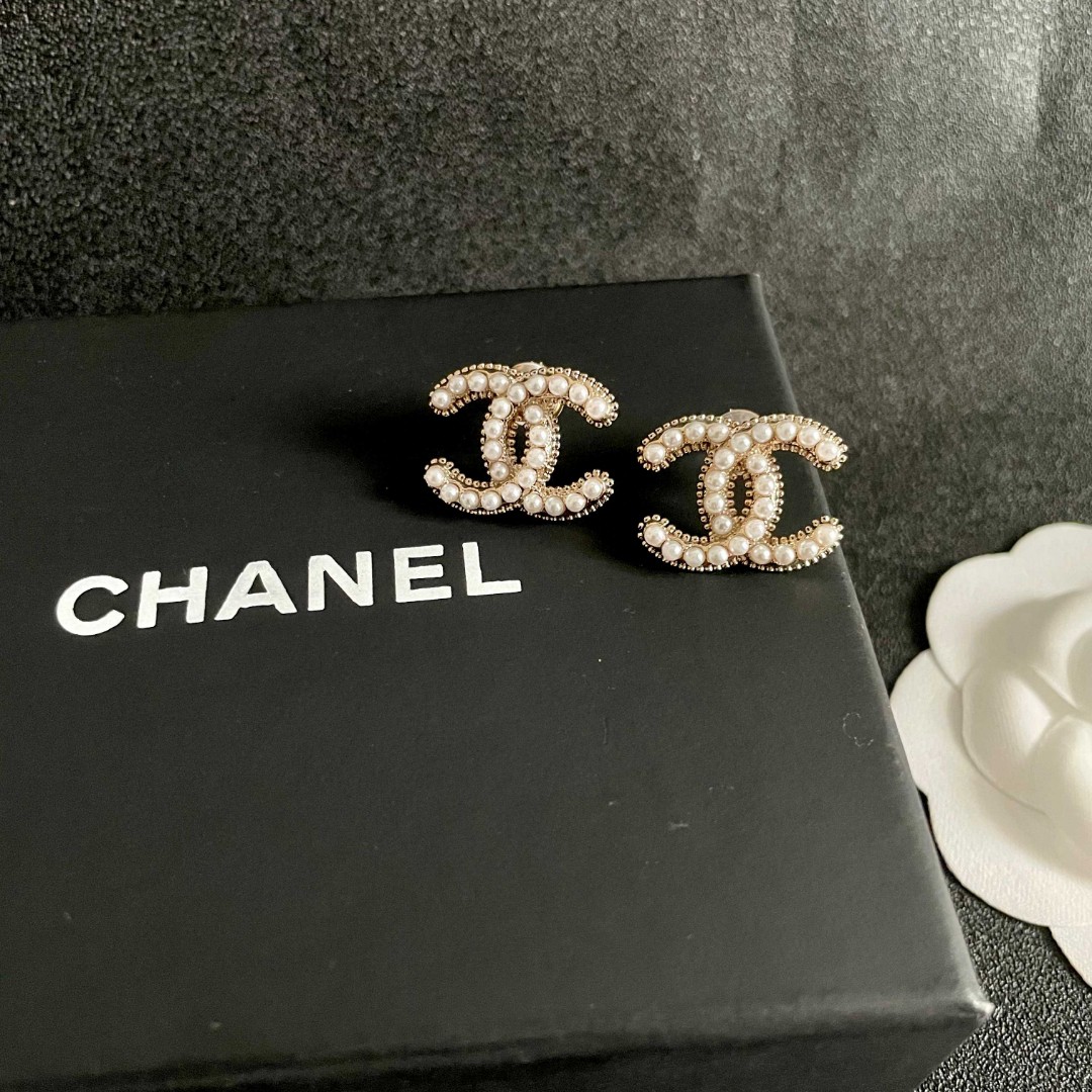  Chanel香奈儿 中古 双C耳钉👀小香家的款式真心无需多介绍😘🎶每一款都超好看，精致大方，非常显气质