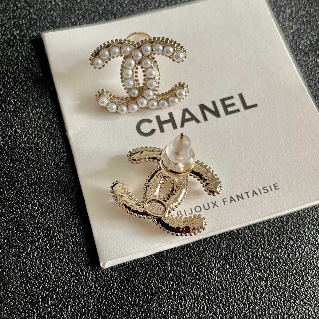  Chanel香奈儿 中古 双C耳钉👀小香家的款式真心无需多介绍😘🎶每一款都超好看，精致大方，非常显气质