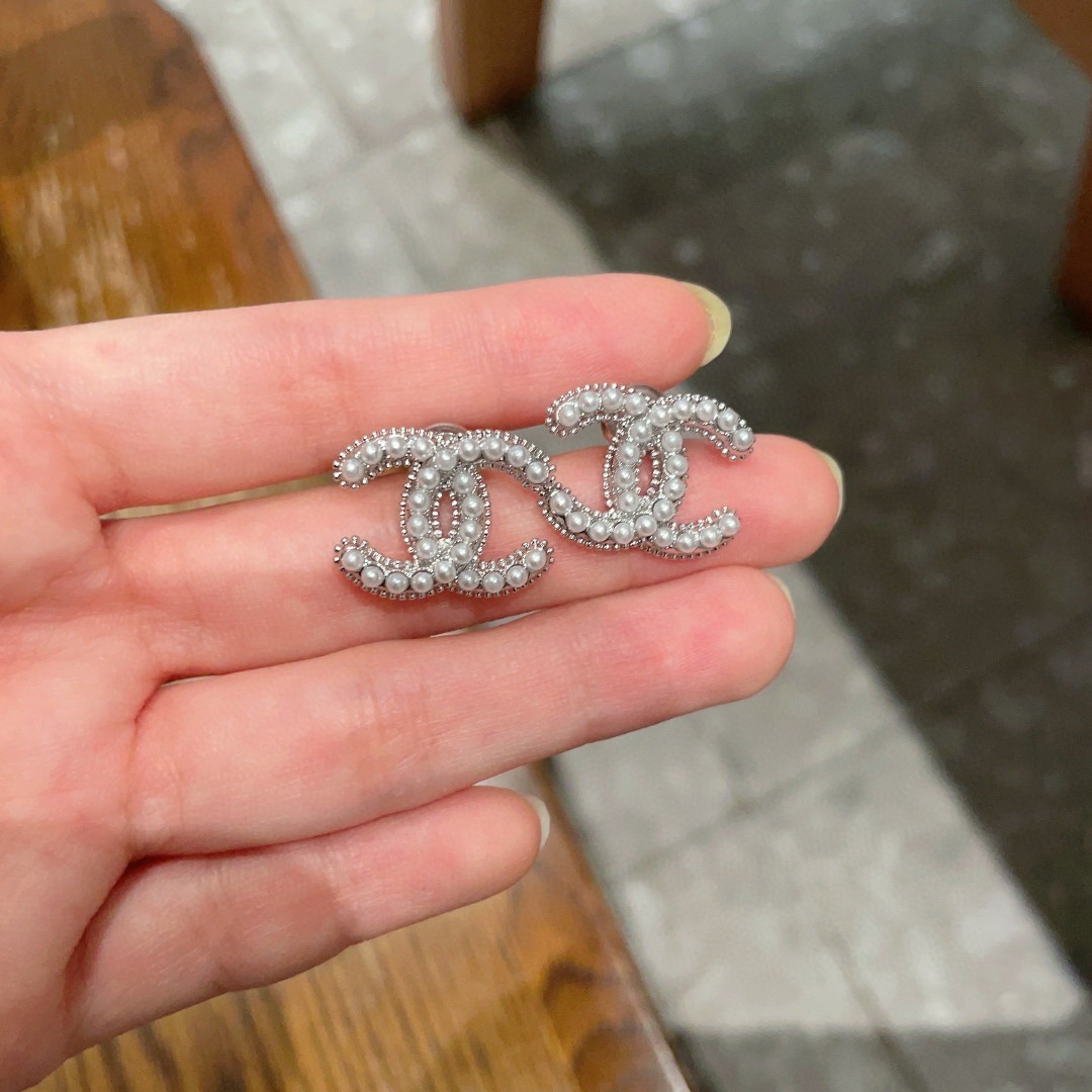  Chanel香奈儿 中古 双C耳钉👀原版复刻logo 小香家的款式真心无需多介绍😘🎶每一款都超好看，精