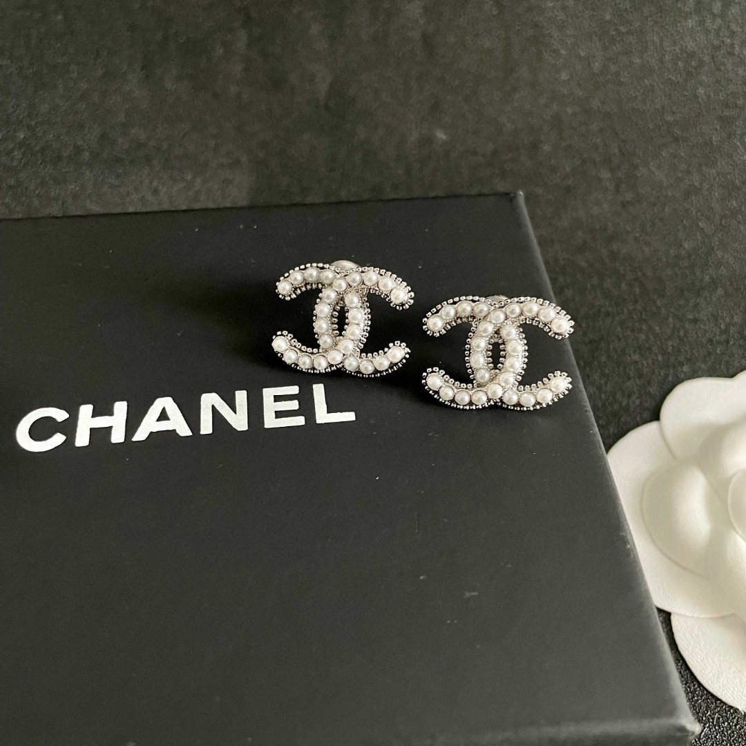  Chanel香奈儿 中古 双C耳钉👀原版复刻logo 小香家的款式真心无需多介绍😘🎶每一款都超好看，精