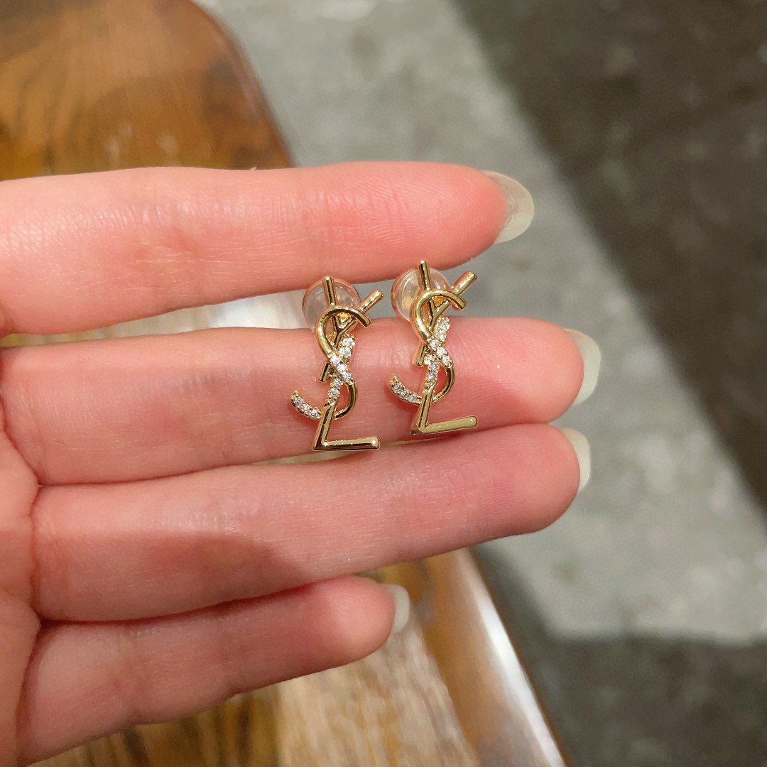  新款 ysl圣罗兰耳钉 美丽永远敌不过经典 黄金时期的香奈就是最经典．也是最有味道的 女人独立优雅魅力