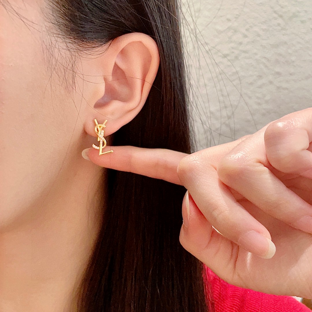  新款 ysl圣罗兰耳钉 美丽永远敌不过经典 黄金时期的香奈就是最经典．也是最有味道的 女人独立优雅魅力