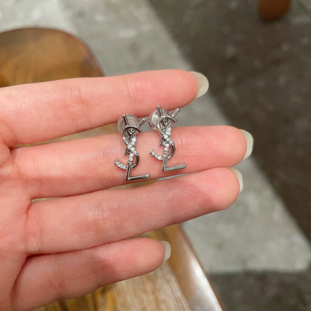  新款 ysl圣罗兰耳钉 美丽永远敌不过经典 黄金时期的香奈就是最经典．也是最有味道的 女人独立优雅魅力
