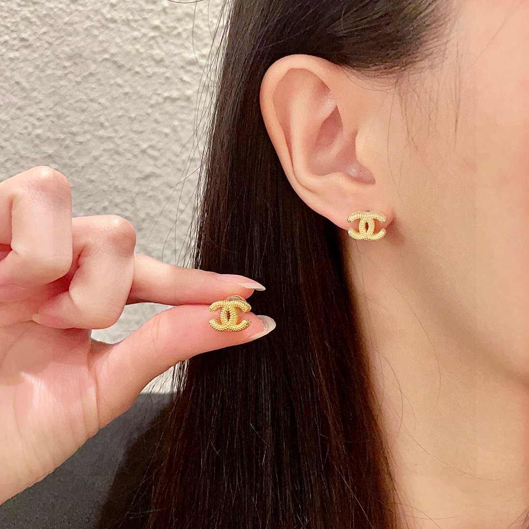  Chanel香奈儿 中古 双C耳钉👀原版复刻logo 小香家的款式真心无需多介绍😘🎶每一款都超好看，精