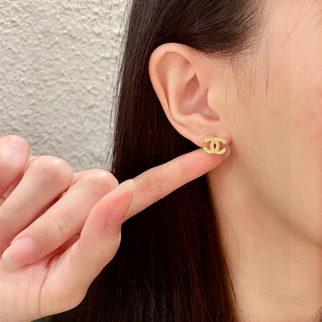  Chanel香奈儿 中古 双C耳钉👀原版复刻logo 小香家的款式真心无需多介绍😘🎶每一款都超好看，精