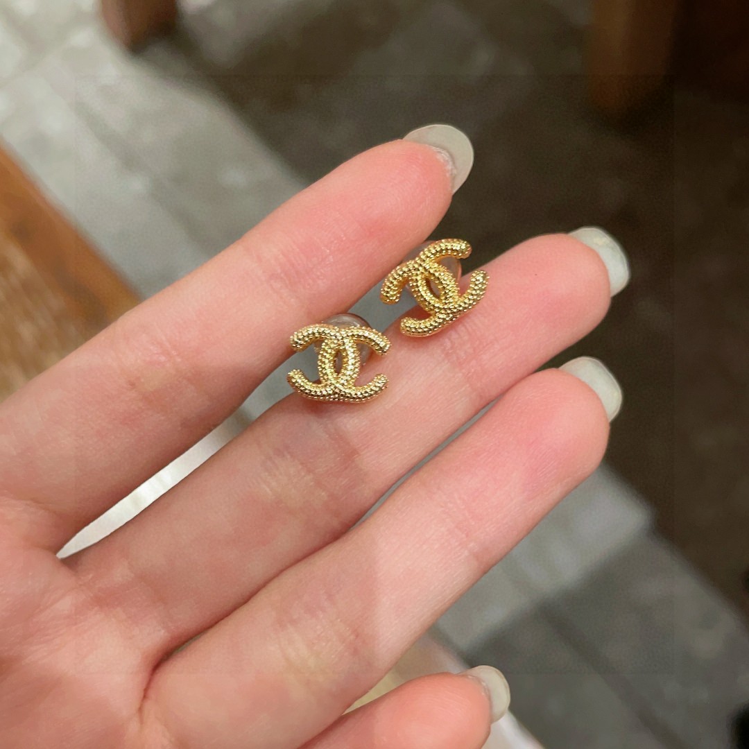  Chanel香奈儿 中古 双C耳钉👀原版复刻logo 小香家的款式真心无需多介绍😘🎶每一款都超好看，精