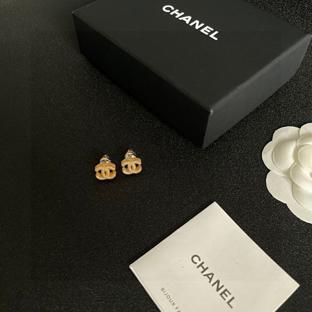  Chanel香奈儿 中古 双C耳钉👀原版复刻logo 小香家的款式真心无需多介绍😘🎶每一款都超好看，精