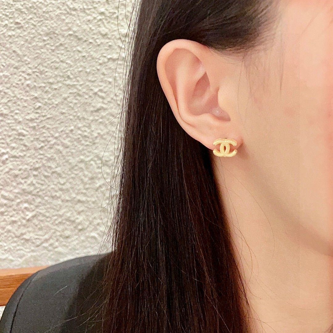  Chanel香奈儿 中古 双C耳钉👀原版复刻logo 小香家的款式真心无需多介绍😘🎶每一款都超好看，精