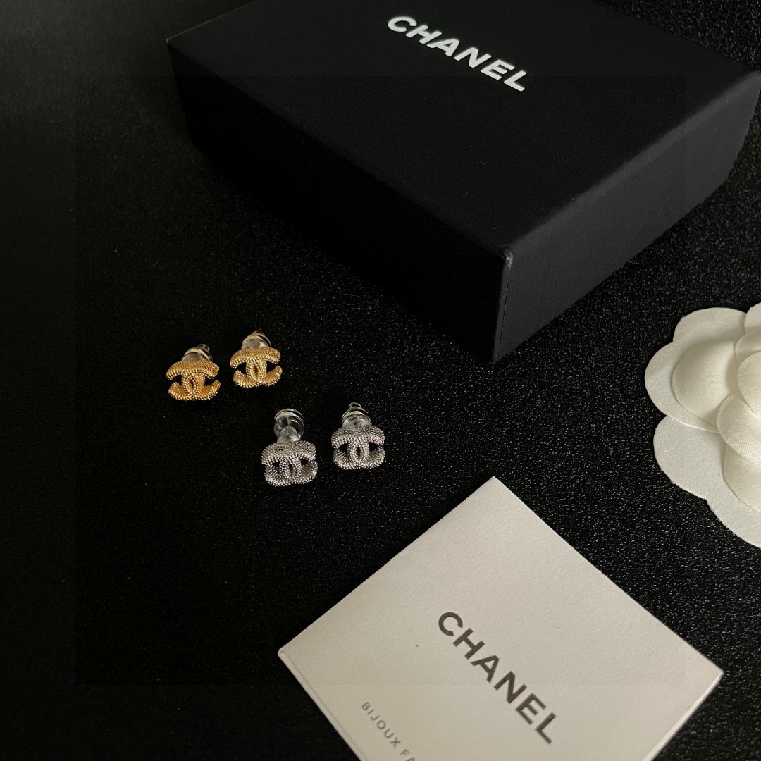  Chanel香奈儿 中古 双C耳钉👀原版复刻logo 小香家的款式真心无需多介绍😘🎶每一款都超好看，精