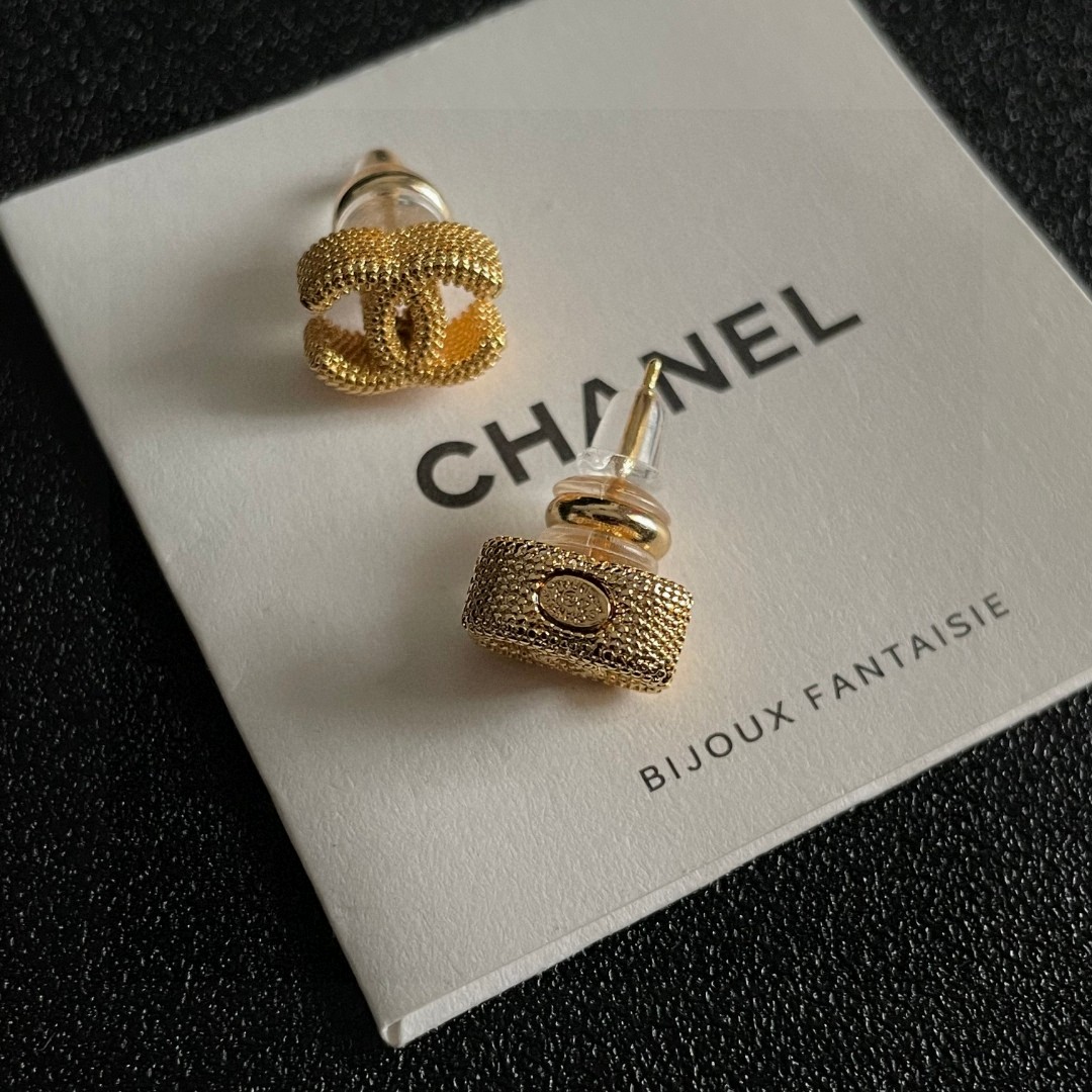  Chanel香奈儿 中古 双C耳钉👀原版复刻logo 小香家的款式真心无需多介绍😘🎶每一款都超好看，精