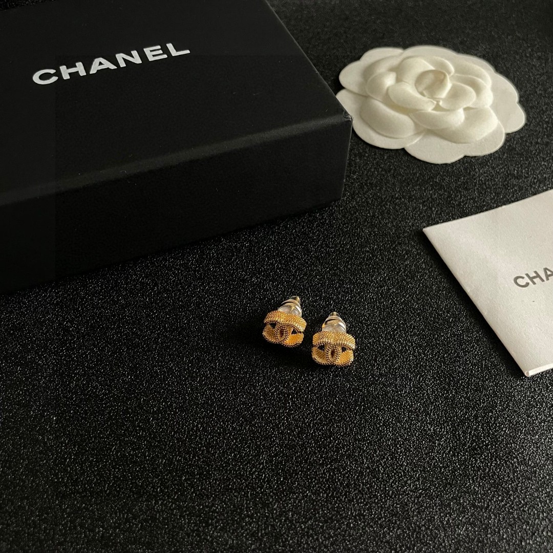  Chanel香奈儿 中古 双C耳钉👀原版复刻logo 小香家的款式真心无需多介绍😘🎶每一款都超好看，精