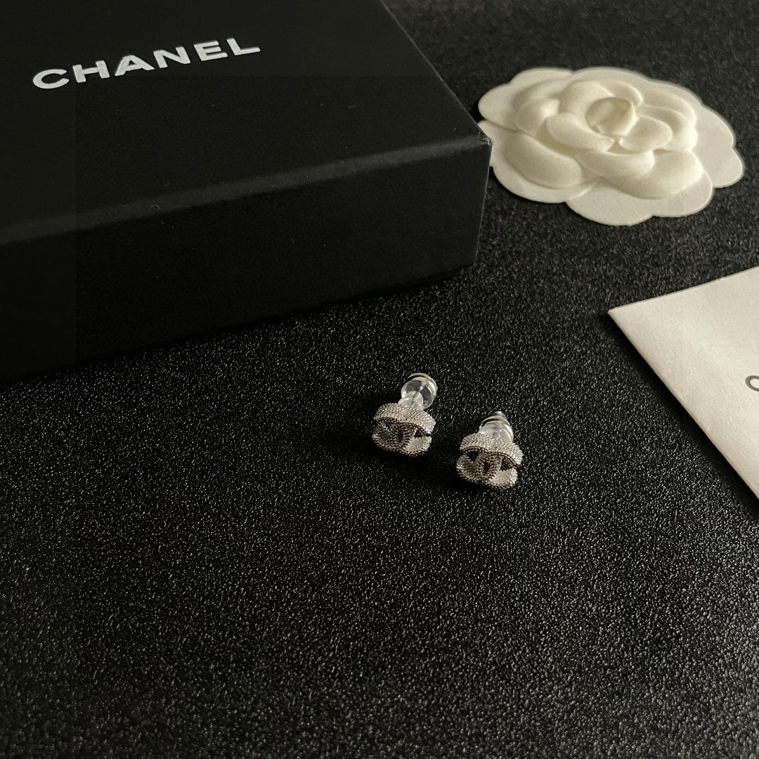  Chanel香奈儿 中古 双C耳钉👀原版复刻logo 小香家的款式真心无需多介绍😘🎶每一款都超好看，精