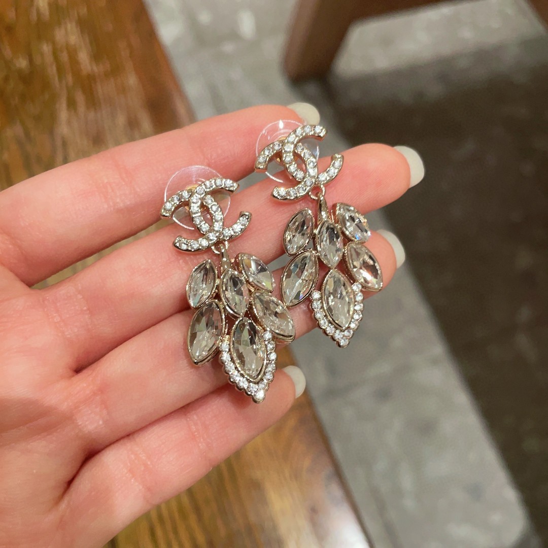  Chanel香奈儿 中古 耳钉👀小香家的款式真心无需多介绍😘🎶每一款都超好看，精致大方，非常显气质.