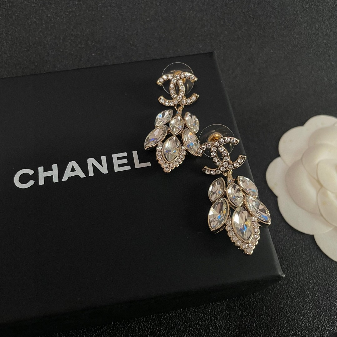  Chanel香奈儿 中古 耳钉👀小香家的款式真心无需多介绍😘🎶每一款都超好看，精致大方，非常显气质.