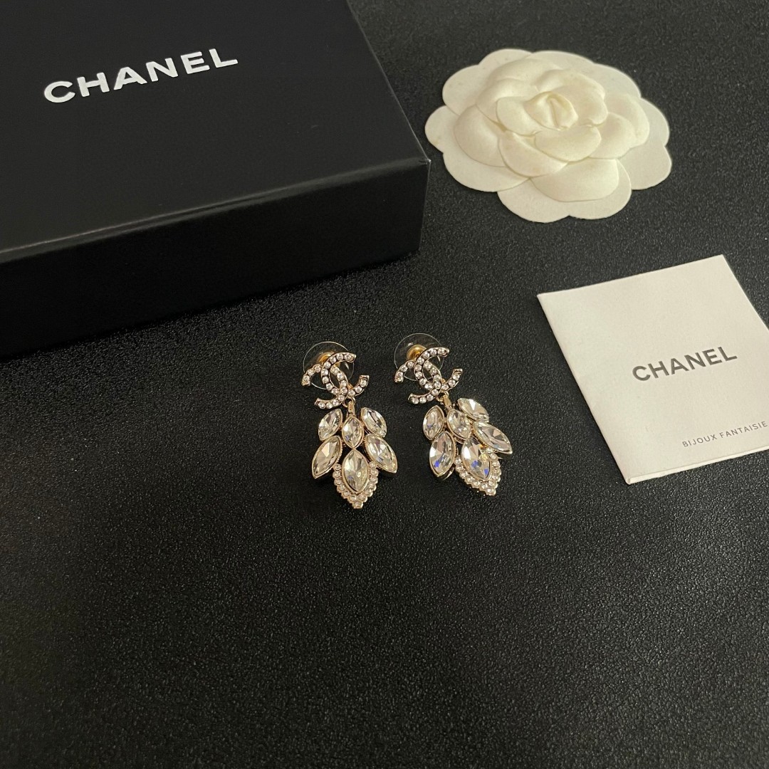  Chanel香奈儿 中古 耳钉👀小香家的款式真心无需多介绍😘🎶每一款都超好看，精致大方，非常显气质.