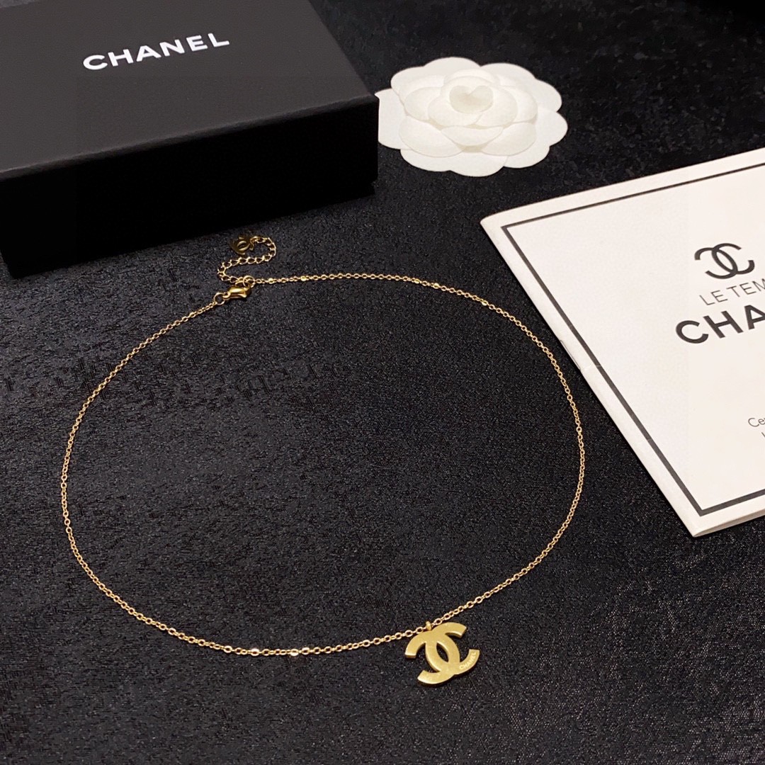 😍香奈儿Chanel双C字母最新款时尚黄金色细项链💄14K精钢保色超个性，百搭款特别特别赞，整体细节非常