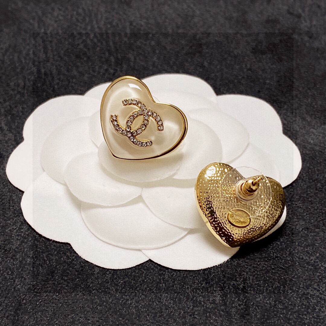  Chanel 🇫🇷香奈儿经典爱心💗双C耳钉 这款随意搭配都是非常好看百搭时尚单品 🎁日常款 很修饰脸型