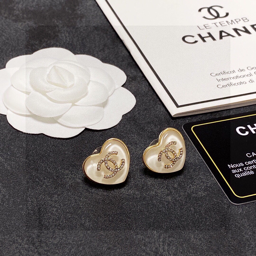  Chanel 🇫🇷香奈儿经典爱心💗双C耳钉 这款随意搭配都是非常好看百搭时尚单品 🎁日常款 很修饰脸型