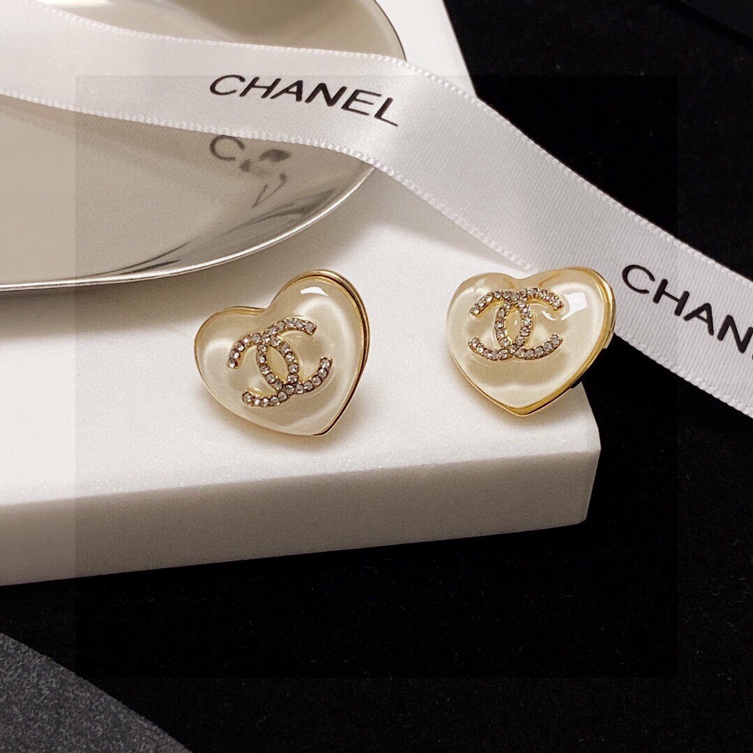  Chanel 🇫🇷香奈儿经典爱心💗双C耳钉 这款随意搭配都是非常好看百搭时尚单品 🎁日常款 很修饰脸型