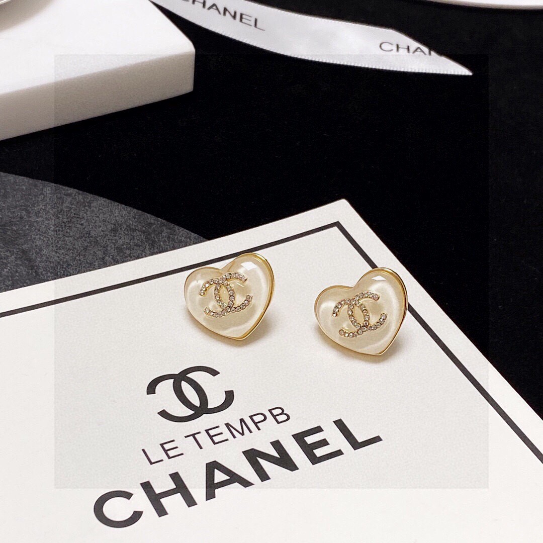  Chanel 🇫🇷香奈儿经典爱心💗双C耳钉 这款随意搭配都是非常好看百搭时尚单品 🎁日常款 很修饰脸型