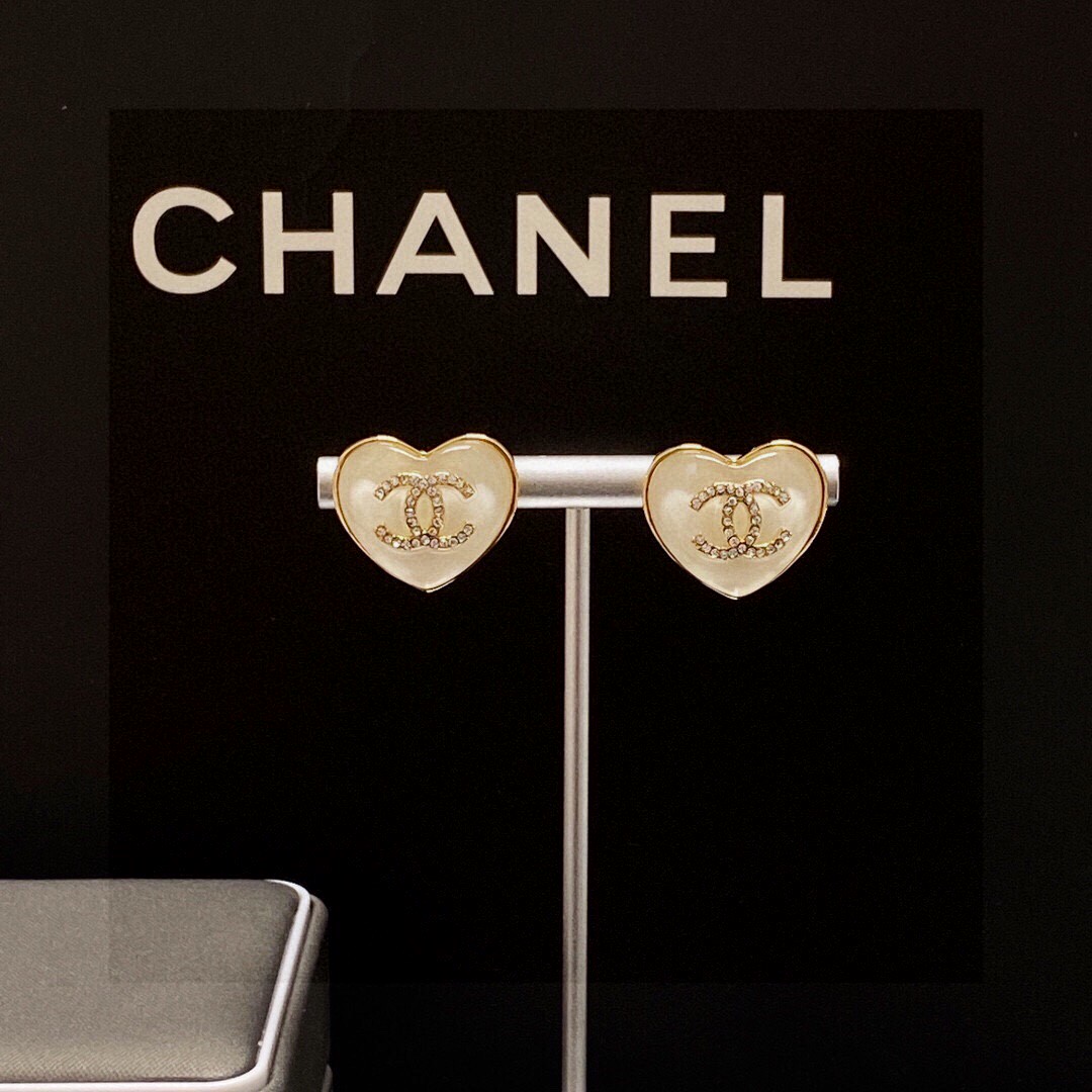  Chanel 🇫🇷香奈儿经典爱心💗双C耳钉 这款随意搭配都是非常好看百搭时尚单品 🎁日常款 很修饰脸型