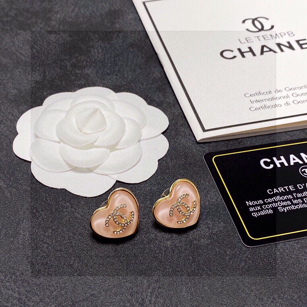  Chanel 🇫🇷香奈儿经典粉色爱心💗双C耳钉 这款随意搭配都是非常好看百搭时尚单品 🎁日常款 很修饰