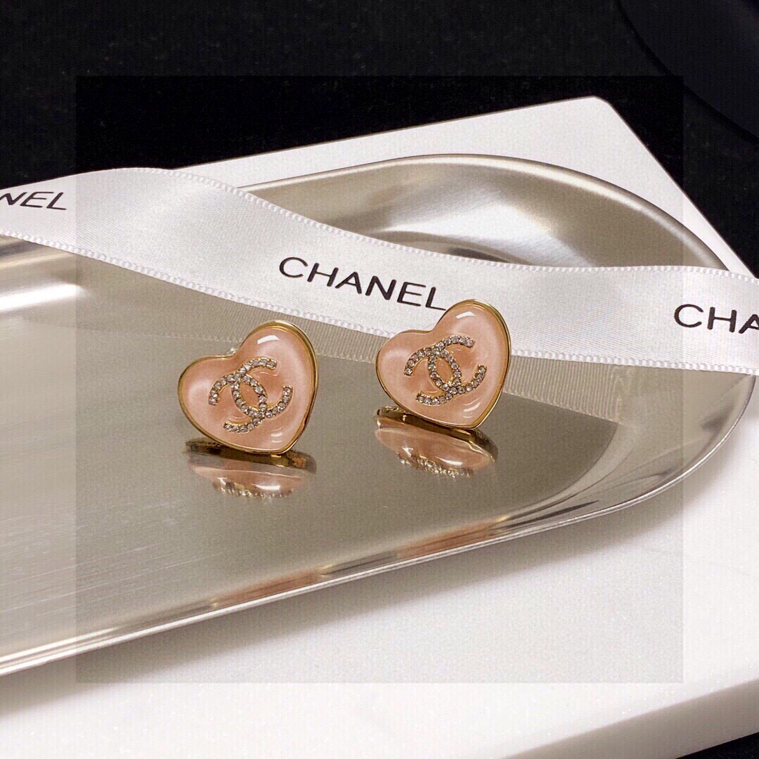  Chanel 🇫🇷香奈儿经典粉色爱心💗双C耳钉 这款随意搭配都是非常好看百搭时尚单品 🎁日常款 很修饰