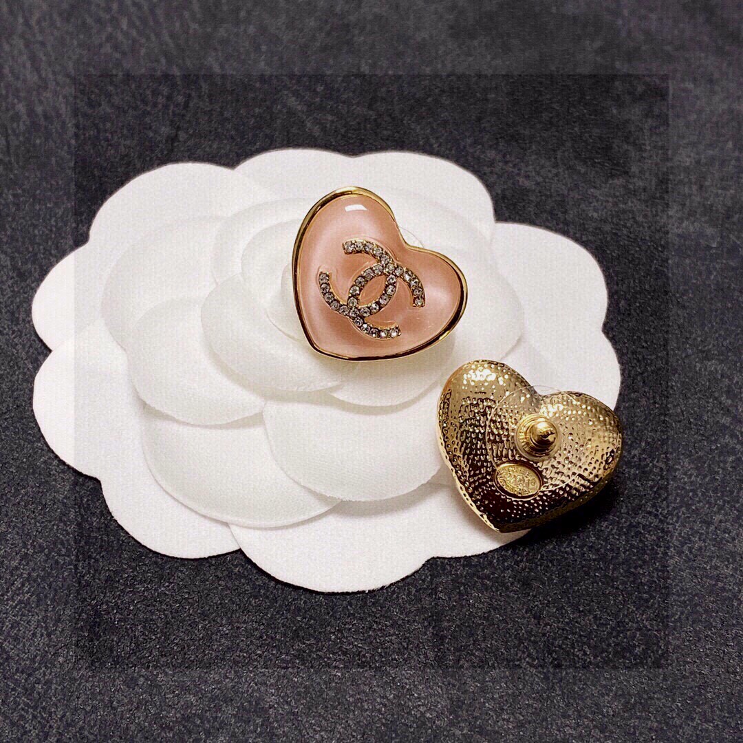  Chanel 🇫🇷香奈儿经典粉色爱心💗双C耳钉 这款随意搭配都是非常好看百搭时尚单品 🎁日常款 很修饰