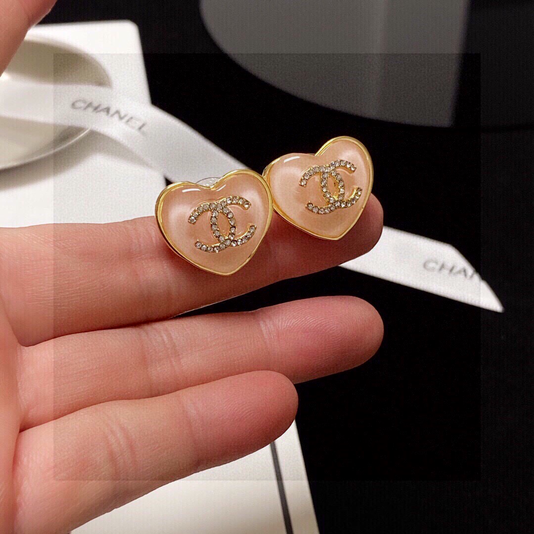  Chanel 🇫🇷香奈儿经典粉色爱心💗双C耳钉 这款随意搭配都是非常好看百搭时尚单品 🎁日常款 很修饰