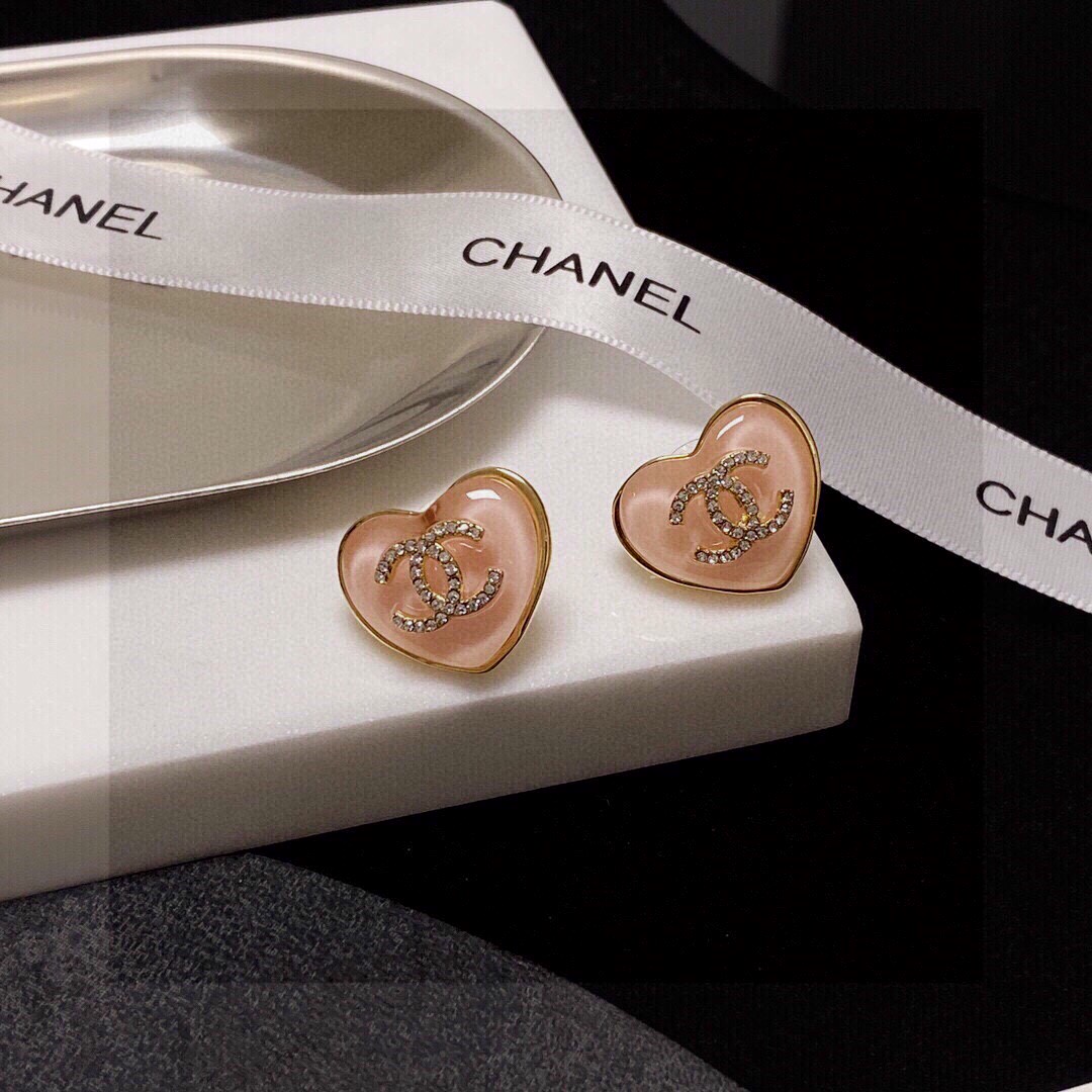 Chanel 🇫🇷香奈儿经典粉色爱心💗双C耳钉 这款随意搭配都是非常好看百搭时尚单品 🎁日常款 很修饰