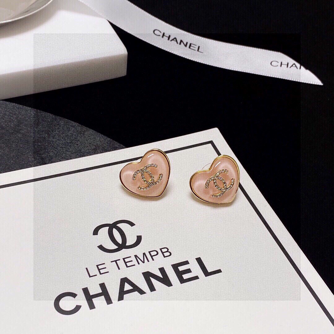  Chanel 🇫🇷香奈儿经典粉色爱心💗双C耳钉 这款随意搭配都是非常好看百搭时尚单品 🎁日常款 很修饰