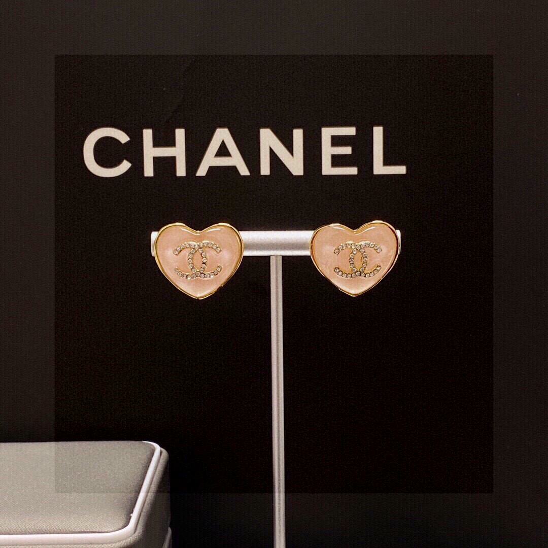  Chanel 🇫🇷香奈儿经典粉色爱心💗双C耳钉 这款随意搭配都是非常好看百搭时尚单品 🎁日常款 很修饰