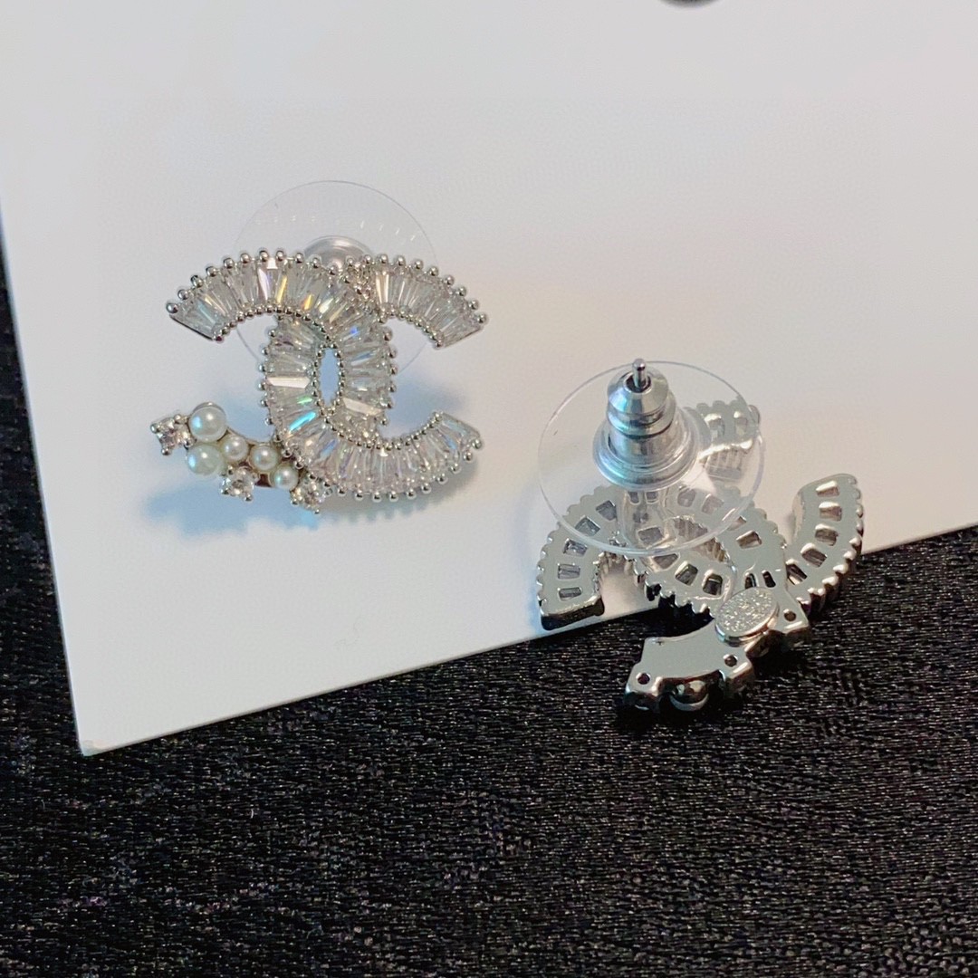 👑小香 CHANEL火爆新品  个性时尚满钻双C耳钉😌搭配小米珍珠高级感满满的😍代购级别 一比一品质 优
