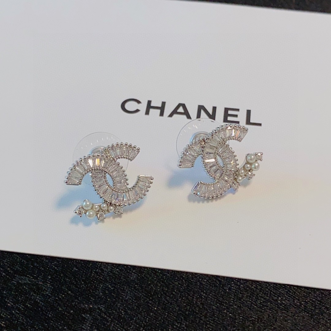 👑小香 CHANEL火爆新品  个性时尚满钻双C耳钉😌搭配小米珍珠高级感满满的😍代购级别 一比一品质 优