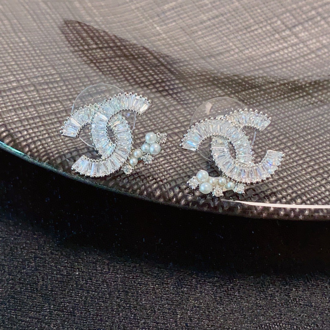 👑小香 CHANEL火爆新品  个性时尚满钻双C耳钉😌搭配小米珍珠高级感满满的😍代购级别 一比一品质 优